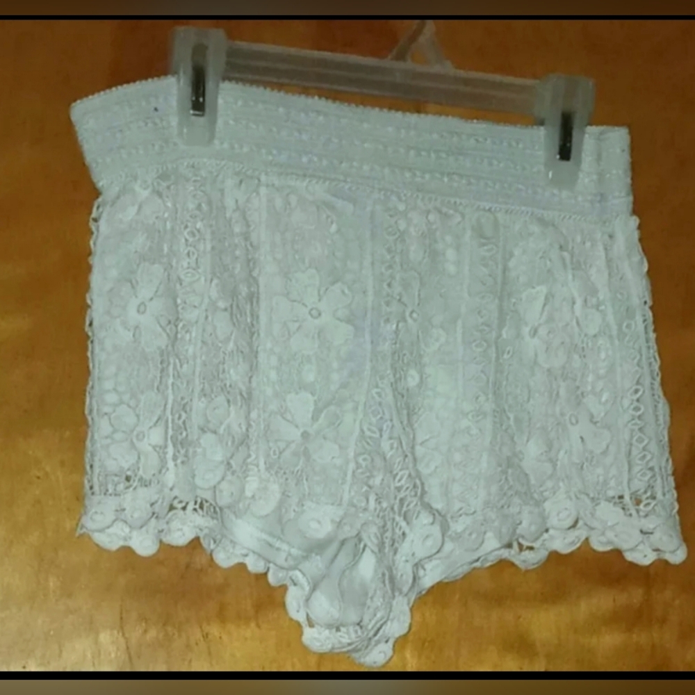 Women's No Boundaries White Floral Crocheted Swim Shorts Small (3-5)